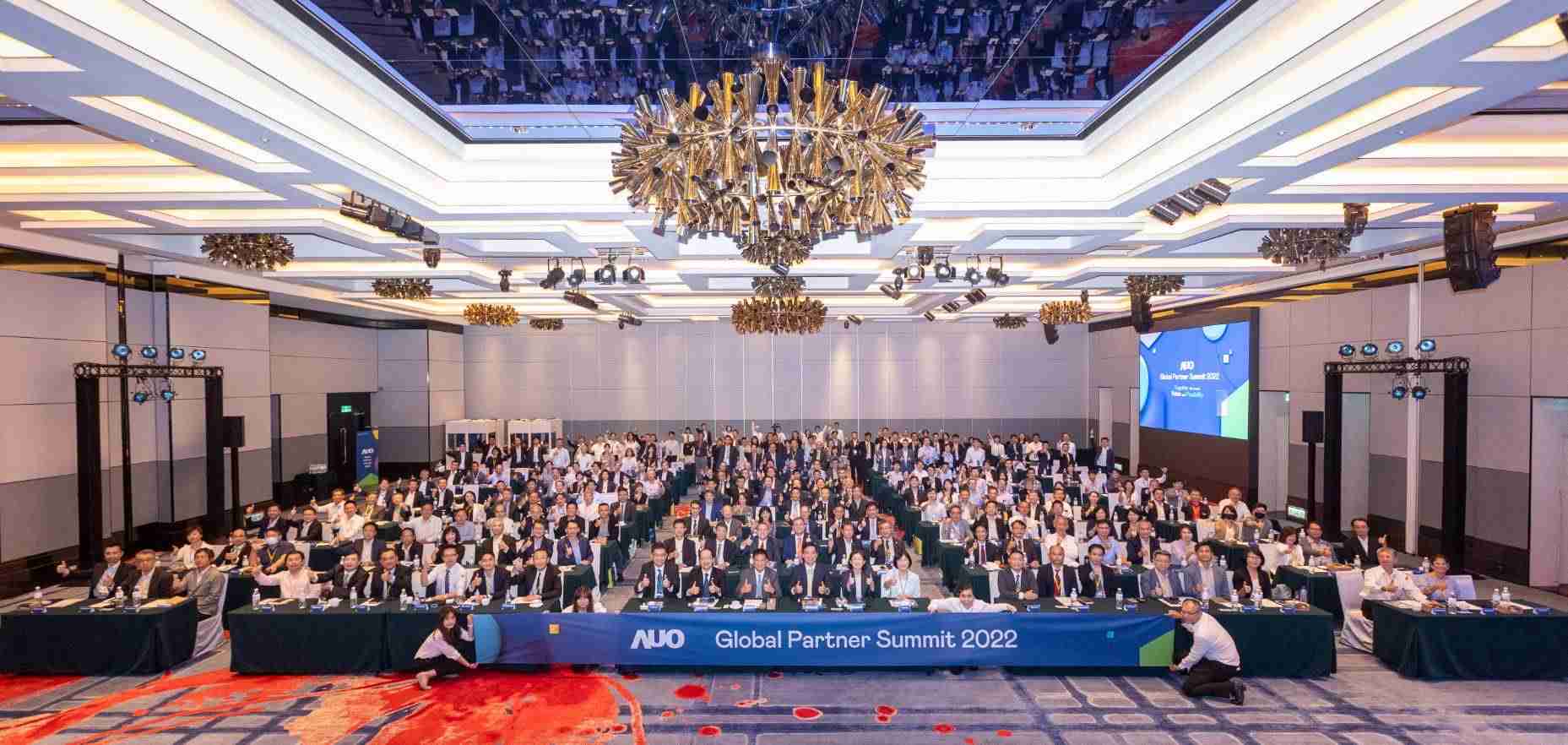 友達推動「安心、、、創新、、用心、、、同心、、盡心」五星職旅，，為菲籍員工打造全方位照護，，，首度贏得「人權實踐與發展領袖獎」殊榮