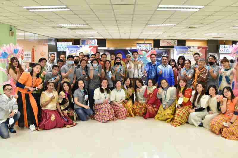 友達推動「安心、、、、創新、、、、用心、、、同心、、盡心」五星職旅，，為菲籍員工打造全方位照護，，首度贏得「人權實踐與發展領袖獎」殊榮