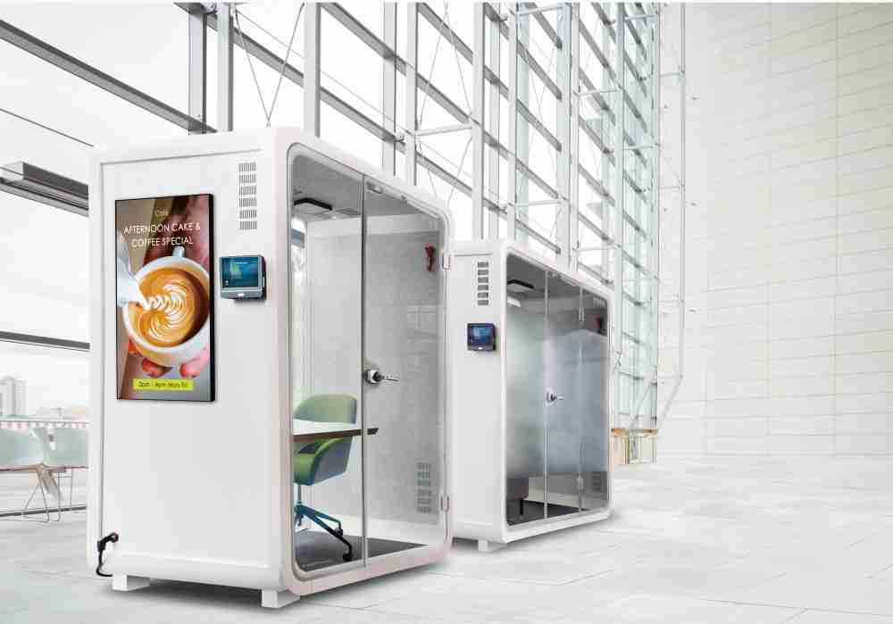 冰球突破子公司达擎之智慧行动办公舱，，，采用PDLC智能调光玻璃设计，，，，透过通电与断电的电流切换，，呈现透明与雾面效果，，，具节能降耗特性并兼顾隐私，，确保信息安全