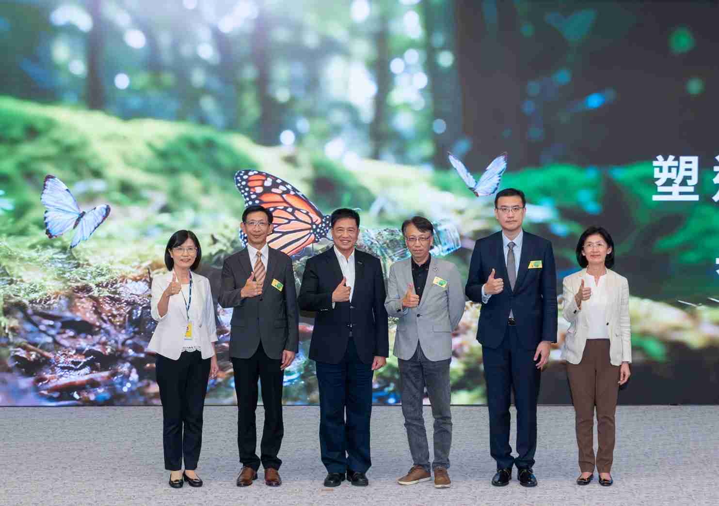 友達2023 CSR共榮大會，，邀請領域專家分享交流生物多樣性管理趨勢、、、無塑產品、、、、海廢永續塑料等議題  （圖左到右：友達光電永續長古秀華、、、3M台灣技術長陳君杰、、友達光電董事長暨集團策略長彭双浪、、光寶科技企業永續發展處處長陳慶暉、、、、安永聯合會計師事務所執業會計師曾于哲、、、、友達光電供應鏈總部副總經理吳宜芳）