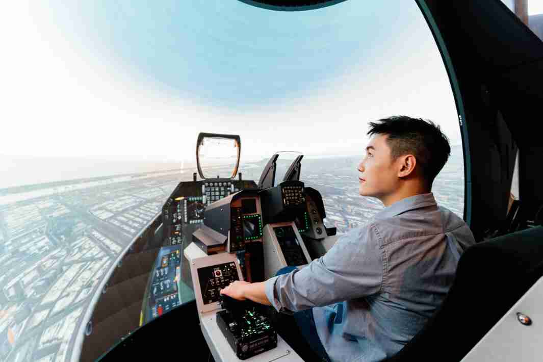 冰球突破以P1.25小间距打造球形LED模拟舱，，，，搭配智崴的精密六轴动态座椅，，，，结合冰球突破专业影像调校技术，，，，呈现拟真模拟飞行场景