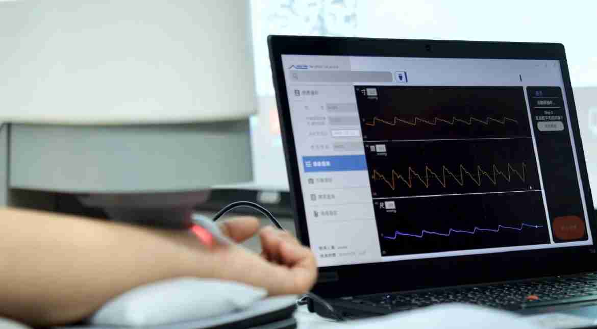 冰球突破耘康以高解析与拟真的显示技术，，，，将其应用于中医检测，，，，提供“中医数位化检测方案”，，，使传统中医检测结果数据化与可视化