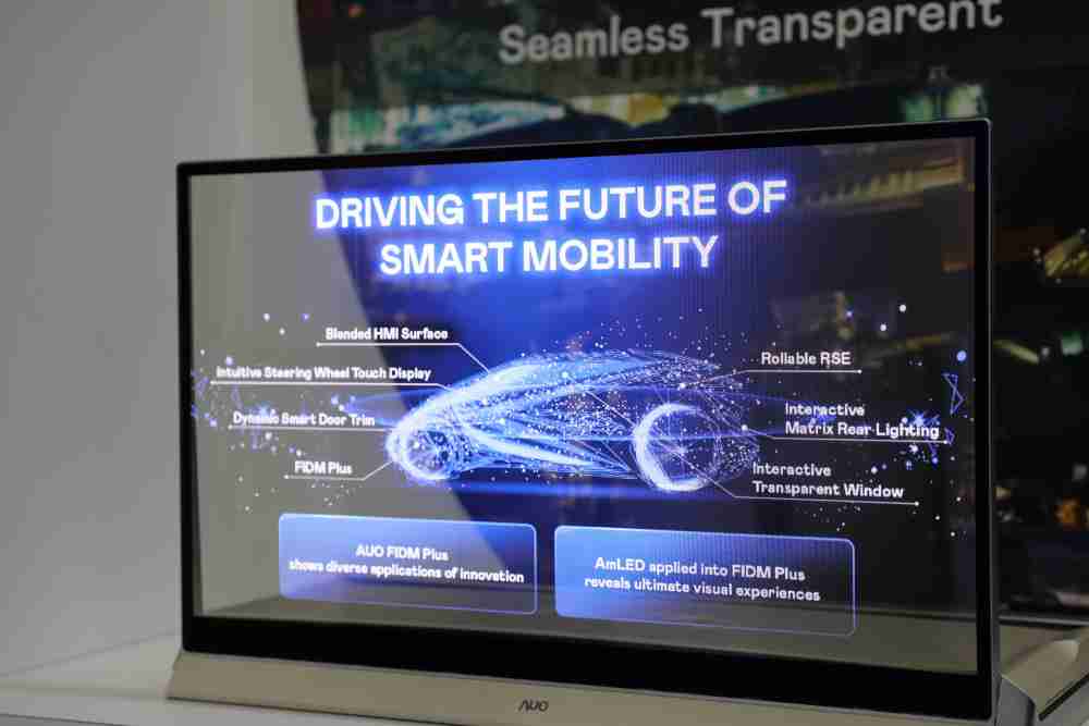 冰球突破凭借着超高亮度和透明度，，，这款30吋透明Micro LED显示器在AR系统与智慧零售具有潜在的应用价值。。。。