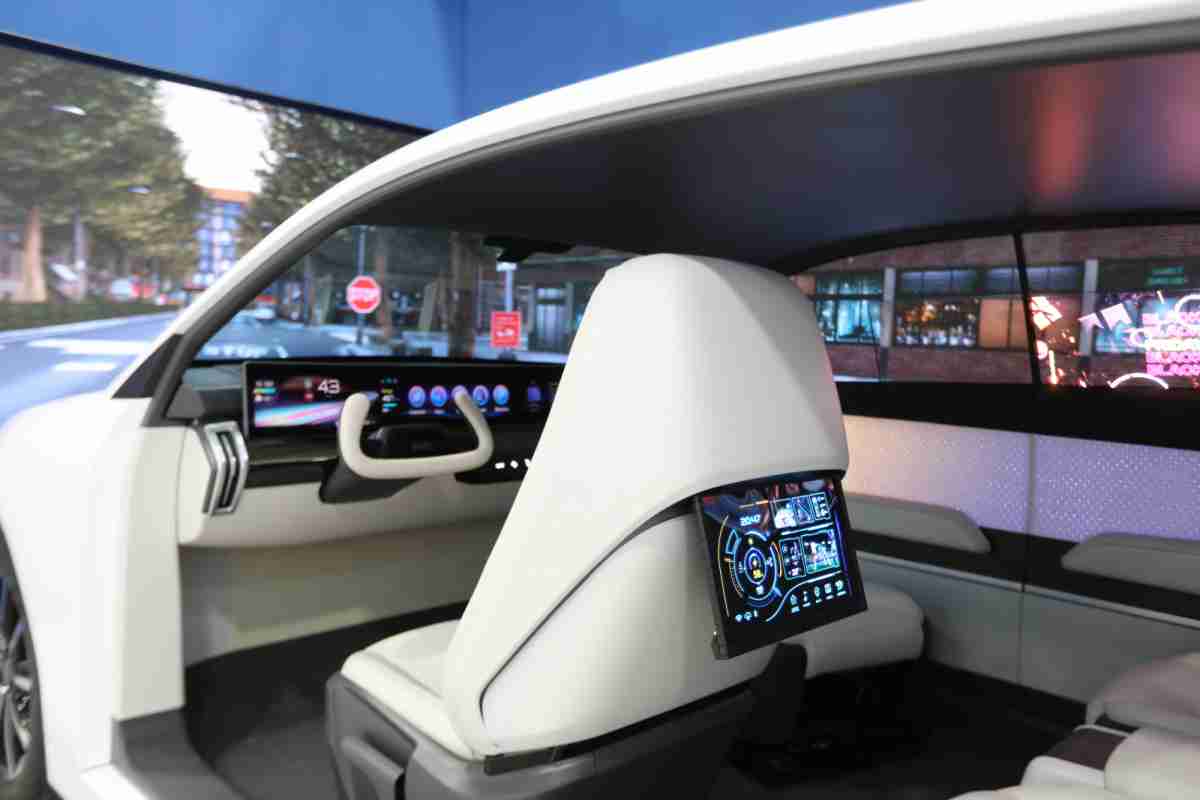 冰球突破的「可卷式后座娱乐显示器」加强后座乘客的感官体验，，并保有个性化设计，，可依使用偏好进行动态调整。。。。