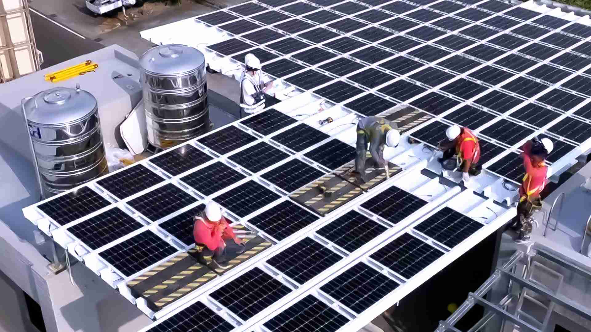 冰球突破着力于替代能源之技术研发，，如光电浪板的相关制程、、、、设备与产品，，，，其中所开发之光电整合型浪板，，，减少传统金属支架安装，，，更提升耐候度，，可广泛运用于多元场域，，，，并辅助建筑达到净零碳排目标