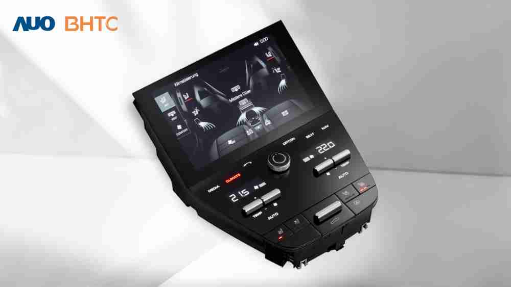 作為友達新生力軍，，BHTC所展示的中央與後座鞍部的Display HMI產品，，，，可處理多區恆溫控制、、、、顯示畫面，，呈現仿真3D車室分區；以力傳感技術精準傳遞觸感，，，，並結合音量及震動反饋，，，防止意外啟動，，，，提供使用者自然流暢、、、直觀且輕鬆駕馭的舒適介面