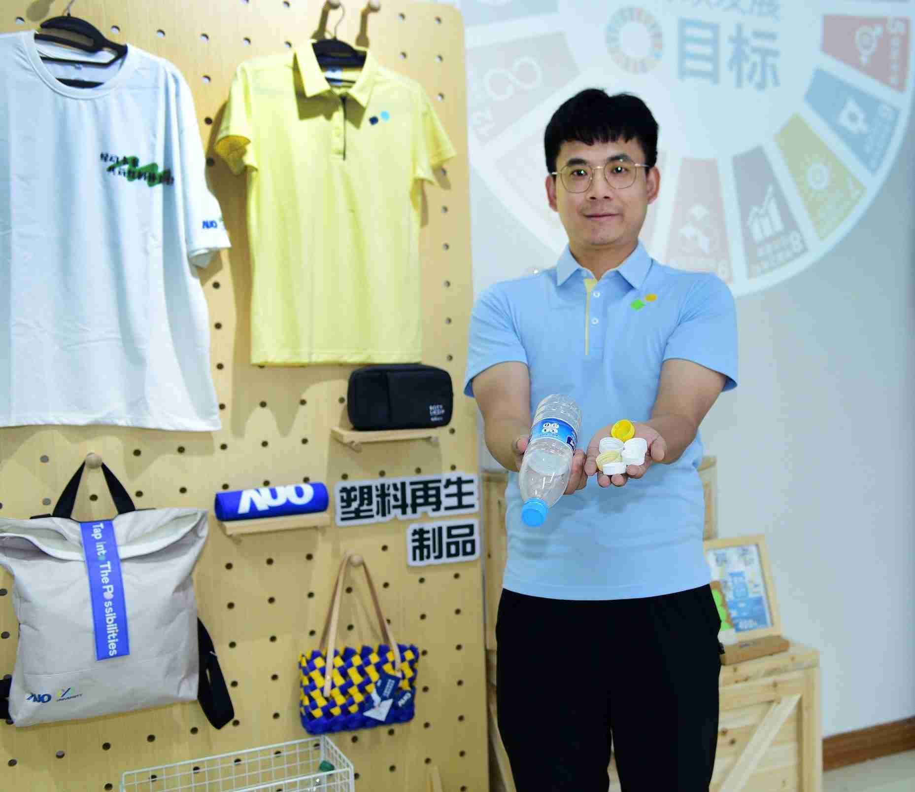 「2024智慧冰球突破展」永续发展馆中，，，，展示冰球突破厦门驱动永续发展之成果，，，包含将厂内废弃物再制为实用物品，，，将永续发展理念深植于员工生活日常实践