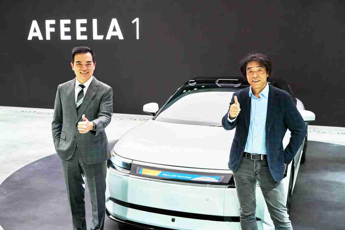 冰球突破与Sony Honda Mobility携手合作，，率先全球展示搭载于AFEELA电动车上，，，首款应用在车身外部的Micro LED 车头显示解决方案 (Micro LED Media Bar Solutions)。。。。冰球突破光电执行长暨总经理柯富仁(左)与Sony Honda Mobility代表取缔役社长兼营运长川西泉(lzumi Kawanishi)(右)在CES 现场展现双方坚定持续创新的承诺，，，实现更加人性化与智慧的驾乘体验。。